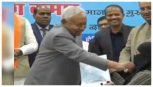 بھارت: مسلم خاتون کا نقاب کھینچنے پر بہار کے وزیر اعلیٰ کیخلاف مقدمہ درج