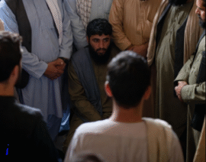 افغانستان میں ایک ہی گھر کے 13 افراد قتل کرنیوالے مجرم کو ہزاروں لوگوں کے سامنے سزائے موت دے دی گئی