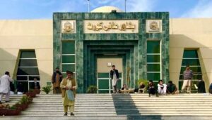 خیبرپختونخوا: 4 کروڑ عوام کا صوبہ جل رہا ہے مگر کوئی پوچھنے والا نہیں، چیف جسٹس ہائیکورٹ افسران پر برہم