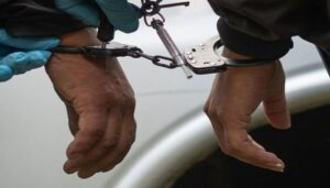 لاہور: قربانی کا گوشت مانگنے کے بہانے گھروں میں چوریاں کرنیوالے باپ بیٹے گرفتار، کروڑ کا سامان برآمد